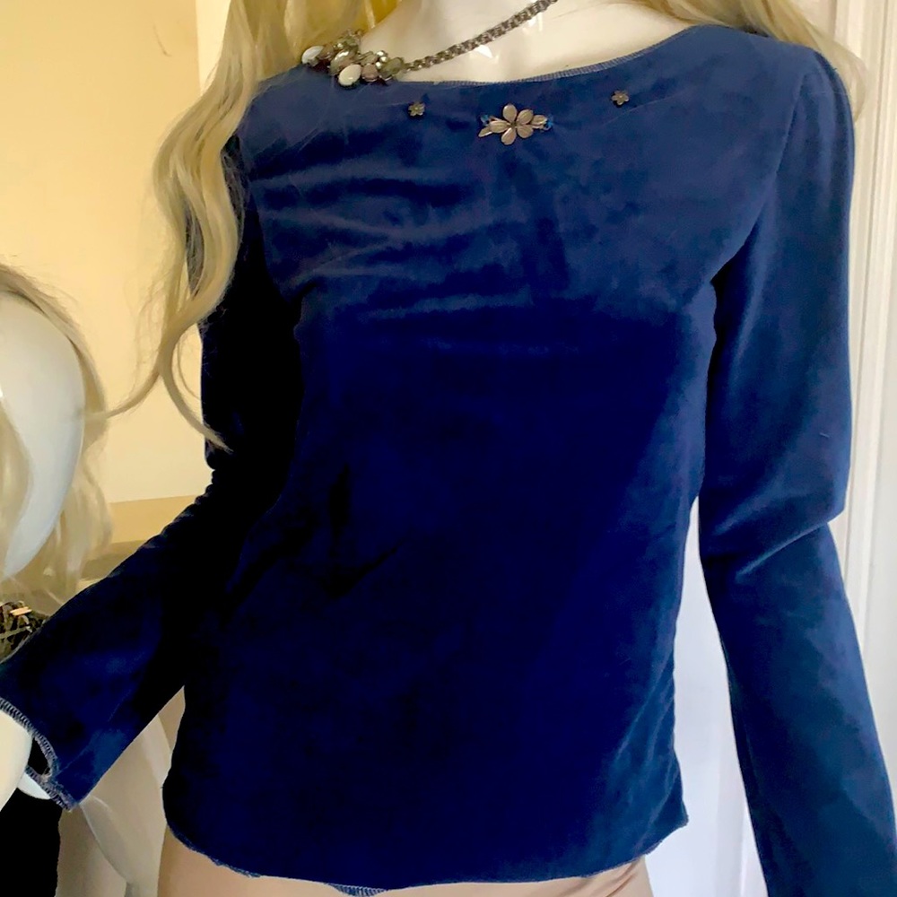 Blouse velvet royal blue embedded with a flower!